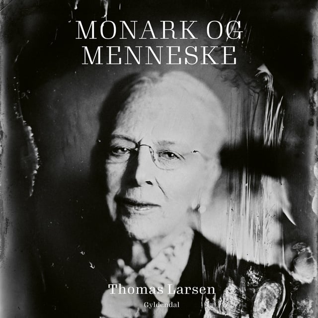 og menneske: Fjorten fortællinger om dronning Margrethes 50 år som regent - Lydbog & E-bog - Thomas Larsen - Storytel